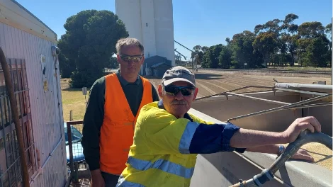 First delivery for Viterra's Eastern region at Monarto South. (L-R) Grower Tyson Paech of Inglebrae Holdings and Viterra employee Ian McGowan Grower Tyson Paech and Viterra employee Ian McGowan with the first load at Viterra Monarto South.png