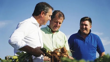 The Hon. Time Whestone MP (middle) with the Premier of South Australia, Steven Marshall and Grain Producers SA Chairman, Wade Dabinett. 190410 minister2.jpg