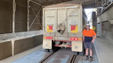 Grower Jonno Mudge making the first delivery into Viterra’s network for the 2020/21 harvest. 06102020 report.png