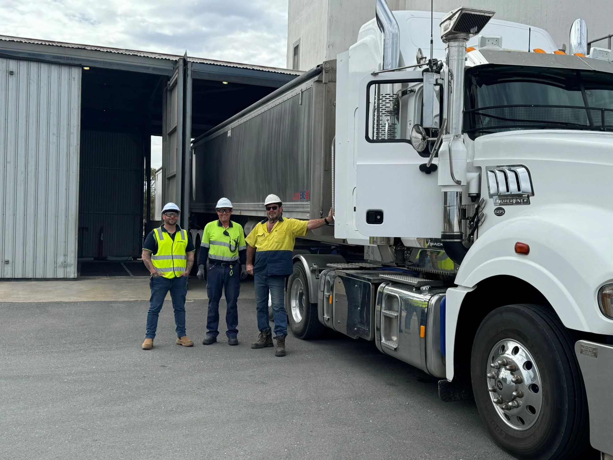 First Eastern region delivery for the 2024/25 harvest at Tailem Bend. (L-R) Viterra employees Daniel Morena and Desmond Andriske with carrier Rick Bonython delivering for Smimac Farming Trust. Viterra employees Daniel Morena and Desmond Andriske with carrier Rick Bonython_web.jpg