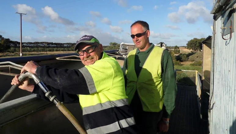 (Left to right) Viterra Operator Ian McGowan with Eastern region’s first delivery made by Monarto grower Tyson Paech. 191028 news.jpg