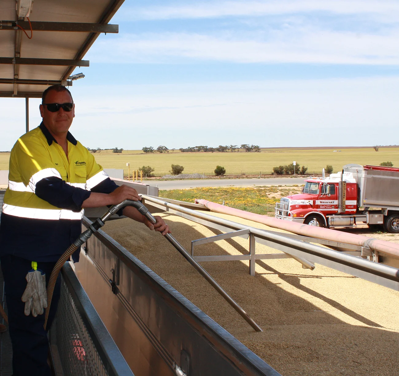 Viterra Operator Chad Thompson receiving Loxton’s first load for the season. 201027 news.jpg