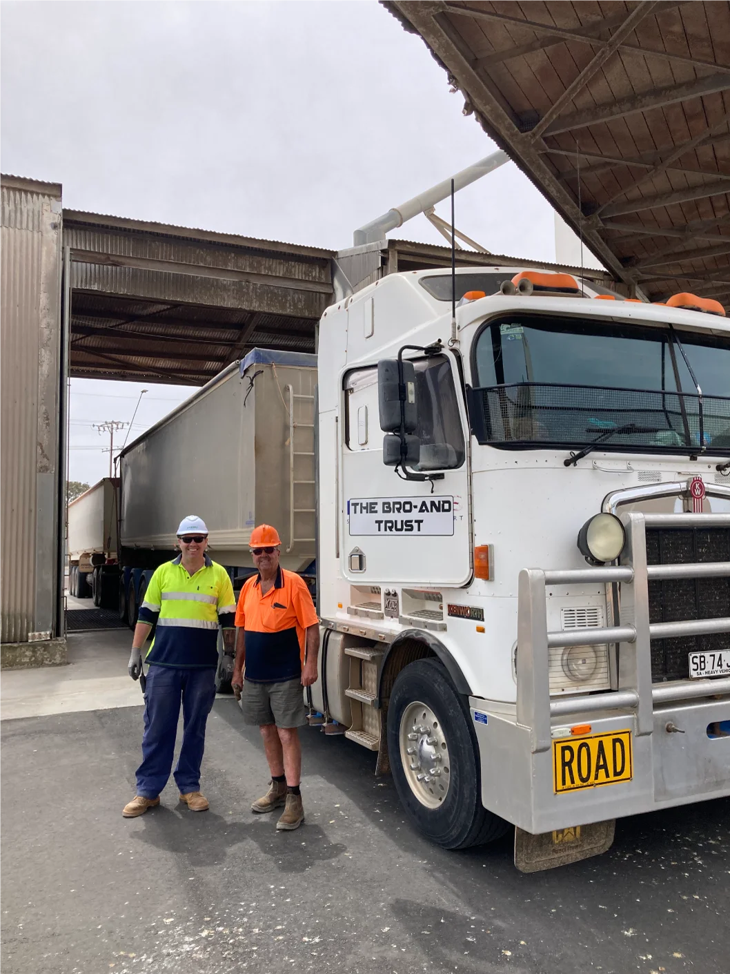 Viterra operator Dale McDonald with Penong grower Bronte Warmington (right) following the first delivery to Viterra's network for the 2024/25 harvest Viterra-first-delivery.png