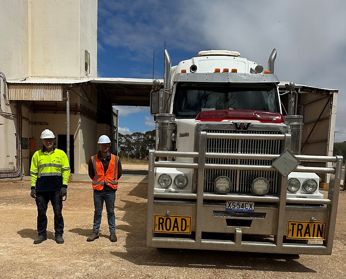 First delivery for the 2023/24 harvest at Viterra Yeelanna. (L-R) Viterra employee Roger Matthews and grower Will Long.